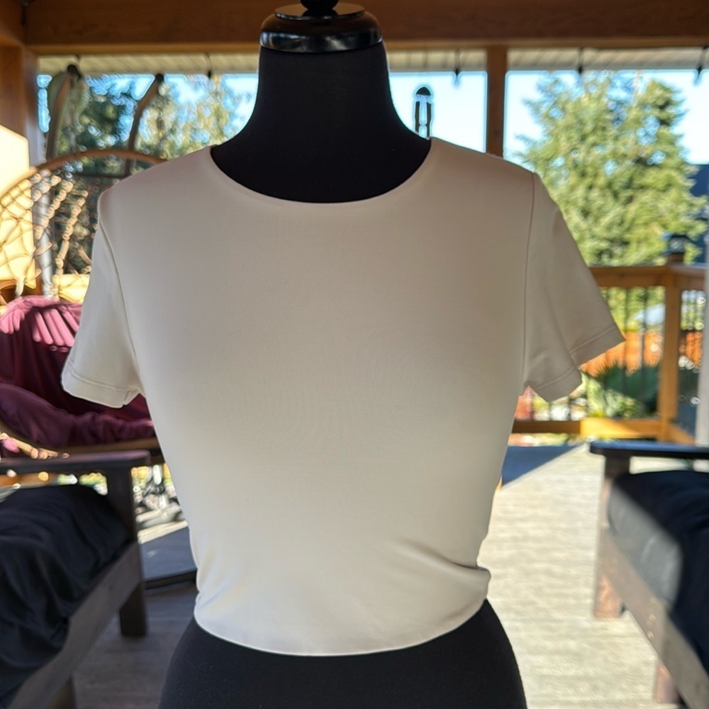 Aritzia Babaton | Contour Crop Shirt - Picture 3 of 8